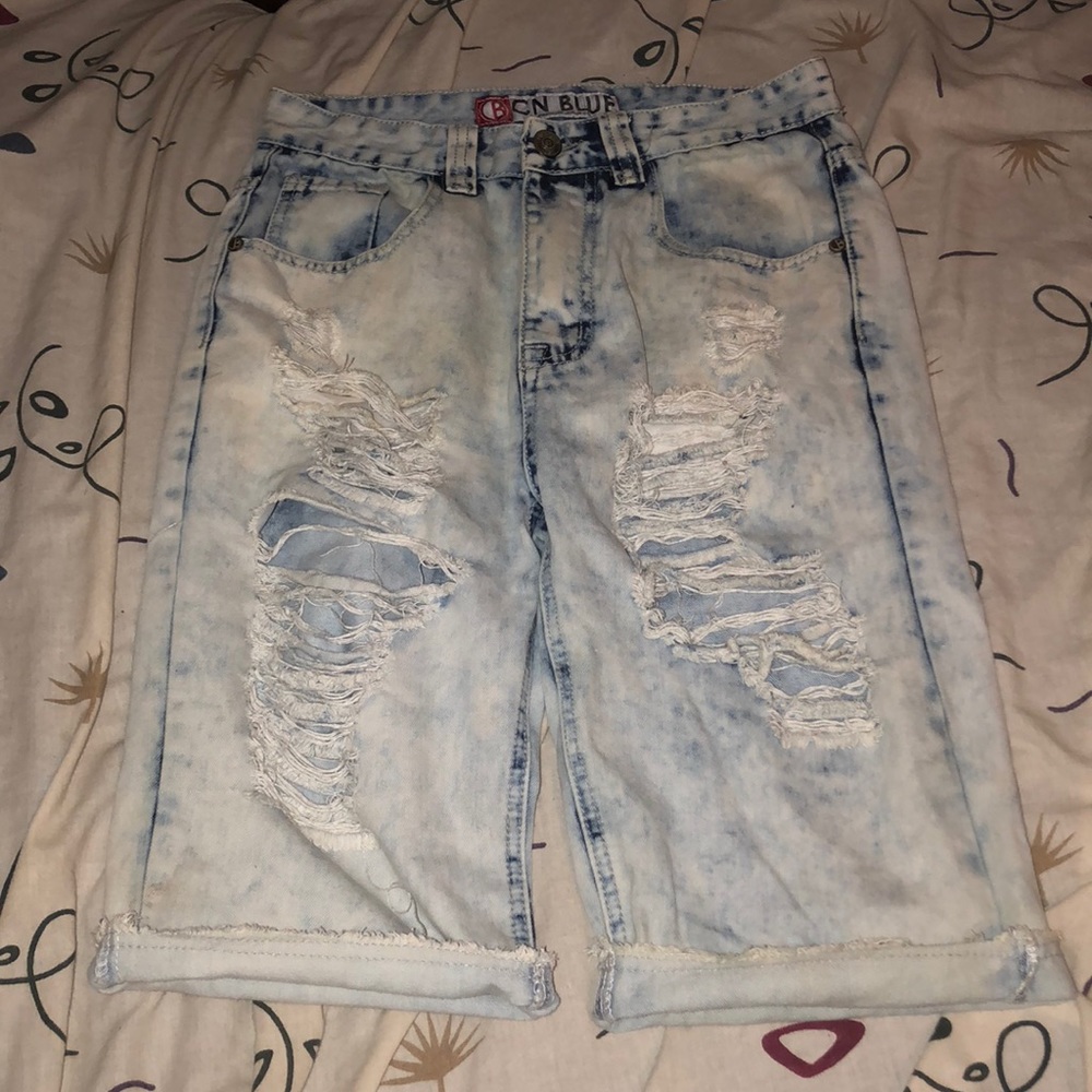 distressed men’s light washed shorts